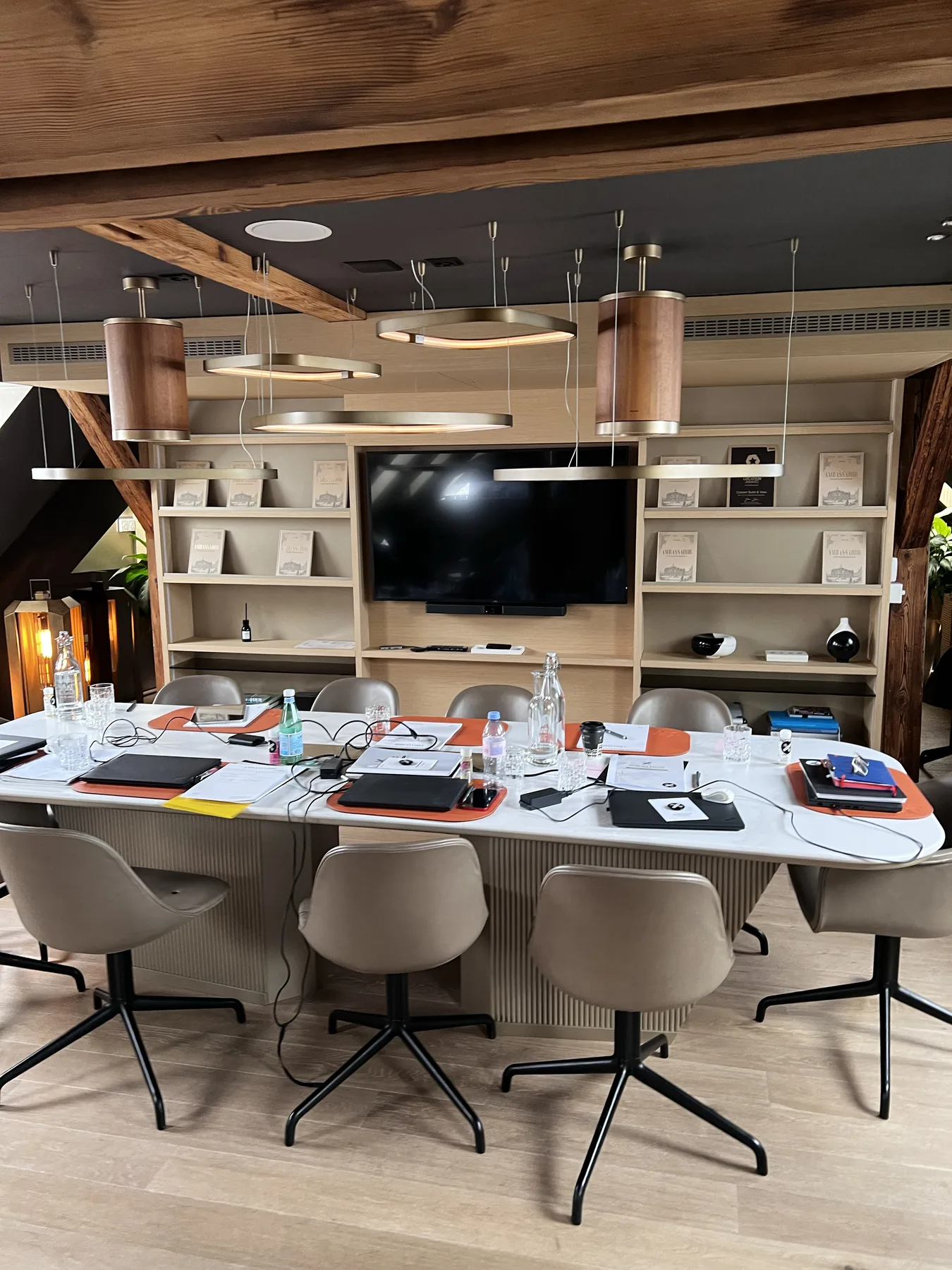The room is prepared with a device, workbook and materials for every participant. HR assistant workshop setup · Zürich.